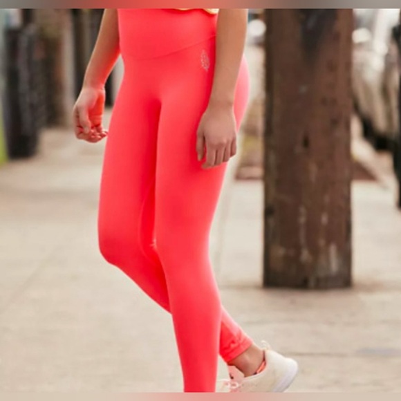 Free People Movement 7/8 Good‎ Karma Leggings in Neon Coral Size M/L - Picture 1 of 5